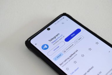 Pasuruan, Endonezya - Haziran 08, 2024: Google Play Store 'da telgraf uygulaması. Telegram, bu çoklu platformun bulut tabanlı olduğu anlık iletiler göndermek için bir hizmet uygulamasıdır