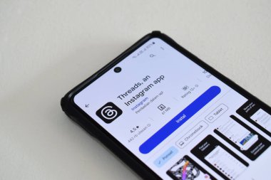 Pasuruan, Endonezya - Haziran 08, 2024: Google Play Store 'da Tartışmalar Uygulaması. Meta Platformlarının yeni uygulaması Twitter yarışmacısı