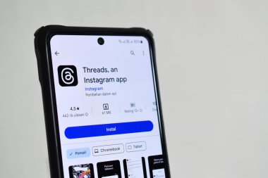 Pasuruan, Endonezya - Haziran 08, 2024: Google Play Store 'da Tartışmalar Uygulaması. Meta Platformlarının yeni uygulaması Twitter yarışmacısı