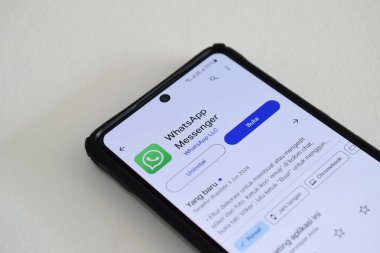 Pasuruan, Endonezya - Haziran 08, 2024: Whatsapp uygulaması Google Play Store 'da. İnternet üzerinden mesaj göndermek için WhatsApp habercisi