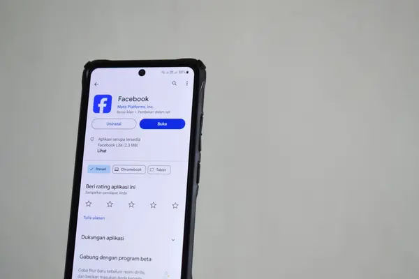 Pasuruan, Endonezya - Haziran 08, 2024: Google Playstore 'da Facebook uygulamasının gösterimi. Google oyun dükkanındaki akıllı telefon uygulaması beyaz arkaplanda izole edildi