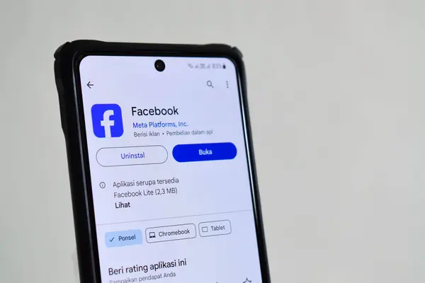 Pasuruan, Endonezya - Haziran 08, 2024: Google Playstore 'da Facebook uygulamasının gösterimi. Google oyun dükkanındaki akıllı telefon uygulaması beyaz arkaplanda izole edildi
