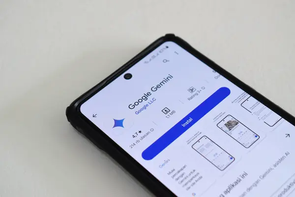 Pasuruan, Endonezya - 08 Haziran 2024: Google Gemini uygulaması Google Play Store 'da. Google Gemini (daha önce Bard olarak da bilinir), Google tarafından tasarlanan yapay zeka (AI) tabanlı bir sohbet robotudur.
