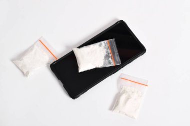 Beyaz arka planda izole edilmiş plastik pakette kokain. Yasadışı uyuşturucu maddeler, beyaz toz, narkotik