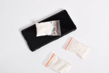 Beyaz arka planda izole edilmiş plastik pakette kokain. Yasadışı uyuşturucu maddeler, beyaz toz, narkotik