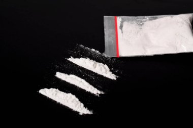 Siyah arka planda izole edilmiş kokain hatları. Yasadışı uyuşturucu maddelerinin gösterimi