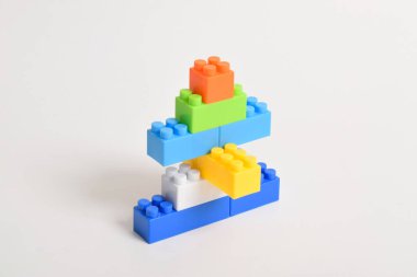 Beyaz arka planda izole edilmiş renkli plastik oyuncak blokları. İnşa Blokları