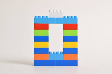 Beyaz arka planda izole edilmiş renkli plastik oyuncak blokları. İnşa Blokları