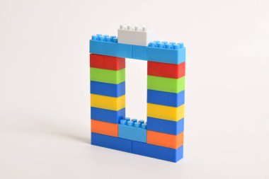 Beyaz arka planda izole edilmiş renkli plastik oyuncak blokları. İnşa Blokları