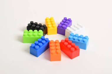 Beyaz arka planda izole edilmiş renkli plastik oyuncak blokları. İnşa Blokları