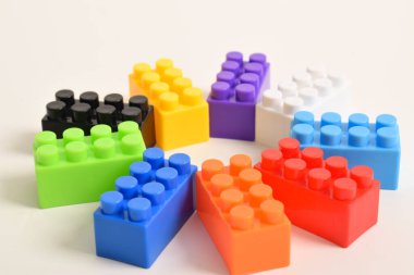 Beyaz arka planda izole edilmiş renkli plastik oyuncak blokları. İnşa Blokları