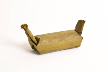 Lontong bir Endonezya yemeğidir. Pirinç bir muz yaprağının içine sarılır ve haşlanır, Endonezya usulü pirinç keki muz yaprağıyla sarmalanır. Endonezya geleneksel yemekleri