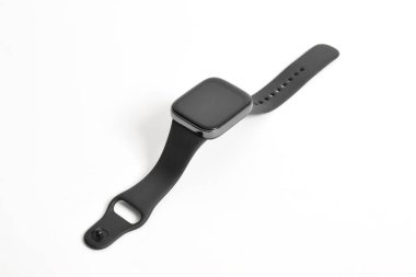 Kablosuz akıllı saat beyaz arkaplanda izole edildi. Siyah smartwatch kare tasarımı izole edildi