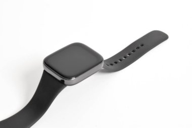 Kablosuz akıllı saat beyaz arkaplanda izole edildi. Siyah smartwatch kare tasarımı izole edildi