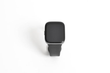 Kablosuz akıllı saat beyaz arkaplanda izole edildi. Siyah smartwatch kare tasarımı izole edildi