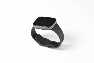 Kablosuz akıllı saat beyaz arkaplanda izole edildi. Siyah smartwatch kare tasarımı izole edildi