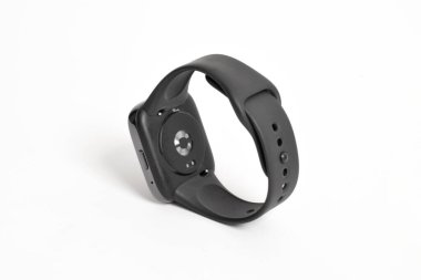 Kablosuz akıllı saat beyaz arkaplanda izole edildi. Siyah smartwatch kare tasarımı izole edildi