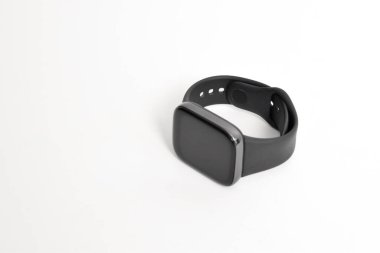 Kablosuz akıllı saat beyaz arkaplanda izole edildi. Siyah smartwatch kare tasarımı izole edildi