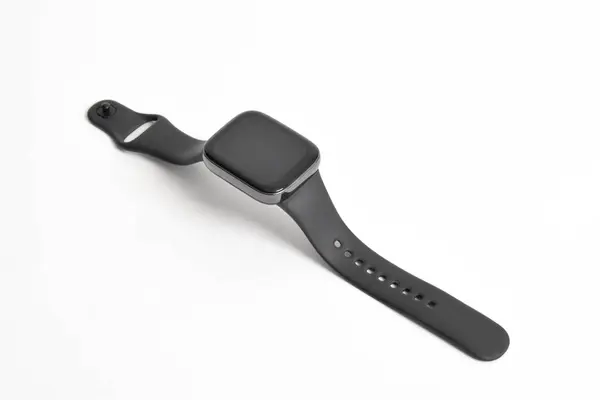 Kablosuz akıllı saat beyaz arkaplanda izole edildi. Siyah smartwatch kare tasarımı izole edildi