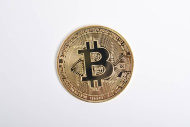 Bitcoin beyaz arka planda izole edilmiş. Kripto para birimi. Altın bitcoin maddi altın sikke. Kripto para biriminin sembolü