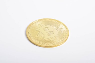 Bitcoin beyaz arka planda izole edilmiş. Kripto para birimi. Altın bitcoin maddi altın sikke. Kripto para biriminin sembolü