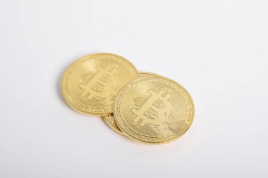 Bitcoin beyaz arka planda izole edilmiş. Kripto para birimi. Altın bitcoin maddi altın sikke. Kripto para biriminin sembolü