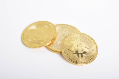 Bitcoin beyaz arka planda izole edilmiş. Kripto para birimi. Altın Bitcoin grubu, maddi altın sikke. Kripto para biriminin sembolü