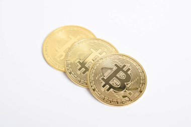 Bitcoin beyaz arka planda izole edilmiş. Kripto para birimi. Altın Bitcoin grubu, maddi altın sikke. Kripto para biriminin sembolü