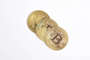 Bitcoin beyaz arka planda izole edilmiş. Kripto para birimi. Altın Bitcoin grubu, maddi altın sikke. Kripto para biriminin sembolü