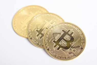 Bitcoin beyaz arka planda izole edilmiş. Kripto para birimi. Altın Bitcoin grubu, maddi altın sikke. Kripto para biriminin sembolü