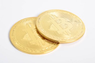 Bitcoin beyaz arka planda izole edilmiş. Kripto para birimi. Altın bitcoin maddi altın sikke. Kripto para biriminin sembolü