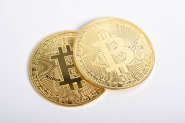 Bitcoin beyaz arka planda izole edilmiş. Kripto para birimi. Altın bitcoin maddi altın sikke. Kripto para biriminin sembolü