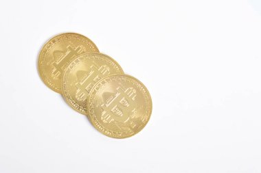 Bitcoin beyaz arka planda izole edilmiş. Kripto para birimi. Altın Bitcoin grubu, maddi altın sikke. Kripto para biriminin sembolü