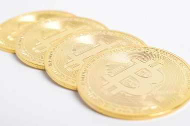 Bitcoin beyaz arka planda izole edilmiş. Kripto para birimi. Altın bitcoin maddi altın sikke. Kripto para biriminin sembolü