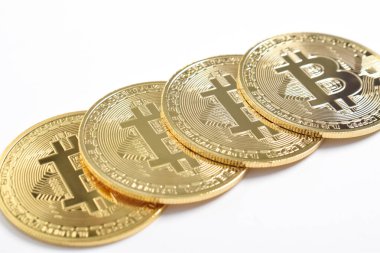 Bitcoin beyaz arka planda izole edilmiş. Kripto para birimi. Yakın çekim, Altın Bitcoin Grubu maddi altın madeni para. Kripto para biriminin sembolü