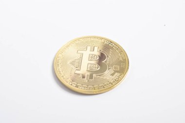 Bitcoin beyaz arka planda izole edilmiş. Kripto para birimi. Altın bitcoin maddi altın sikke. Kripto para biriminin sembolü