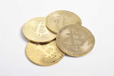 Bitcoin beyaz arka planda izole edilmiş. Kripto para birimi. Altın Bitcoin grubu, maddi altın sikke. Kripto para biriminin sembolü
