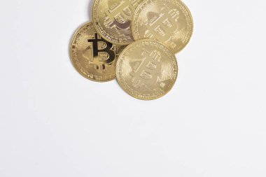 Bitcoin beyaz arka planda izole edilmiş. Kripto para birimi. Altın bitcoin maddi altın sikke. Kripto para biriminin sembolü