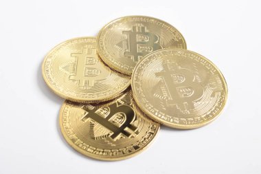 Bitcoin beyaz arka planda izole edilmiş. Kripto para birimi. Altın Bitcoin grubu, maddi altın sikke. Kripto para biriminin sembolü