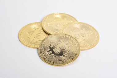 Bitcoin beyaz arka planda izole edilmiş. Kripto para birimi. Altın Bitcoin grubu, maddi altın sikke. Kripto para biriminin sembolü