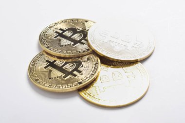 Bitcoin beyaz arka planda izole edilmiş. Kripto para birimi. Altın Bitcoin grubu, maddi altın sikke. Kripto para biriminin sembolü