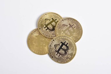 Bitcoin beyaz arka planda izole edilmiş. Kripto para birimi. Altın Bitcoin grubu, maddi altın sikke. Kripto para biriminin sembolü