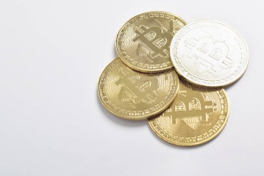 Bitcoin beyaz arka planda izole edilmiş. Kripto para birimi. Altın bitcoin maddi altın sikke. Kripto para biriminin sembolü