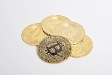 Bitcoin beyaz arka planda izole edilmiş. Kripto para birimi. Altın Bitcoin grubu, maddi altın sikke. Kripto para biriminin sembolü