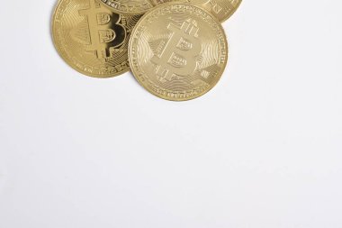 Bitcoin beyaz arka planda izole edilmiş. Kripto para birimi. Altın bitcoin maddi altın sikke. Kripto para biriminin sembolü