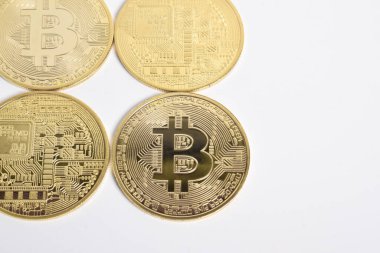 Bitcoin beyaz arka planda izole edilmiş. Kripto para birimi. Altın bitcoin maddi altın sikke. Kripto para biriminin sembolü