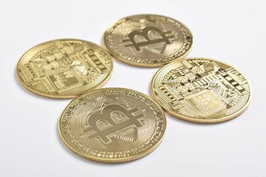 Bitcoin beyaz arka planda izole edilmiş. Kripto para birimi. Altın bitcoin maddi altın sikke. Kripto para biriminin sembolü