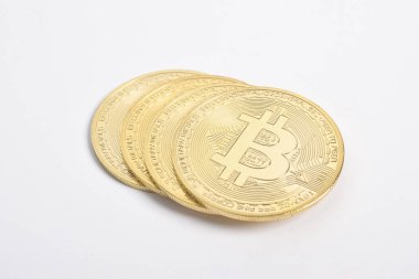 Bitcoin beyaz arka planda izole edilmiş. Kripto para birimi. Altın bitcoin maddi altın sikke. Kripto para biriminin sembolü