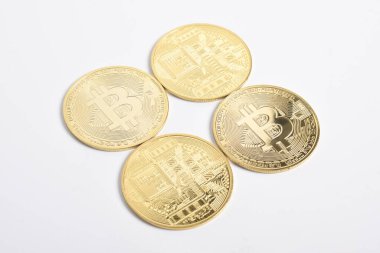 Bitcoin beyaz arka planda izole edilmiş. Kripto para birimi. Altın bitcoin maddi altın sikke. Kripto para biriminin sembolü