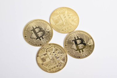 Bitcoin beyaz arka planda izole edilmiş. Kripto para birimi. Altın bitcoin maddi altın sikke. Kripto para biriminin sembolü